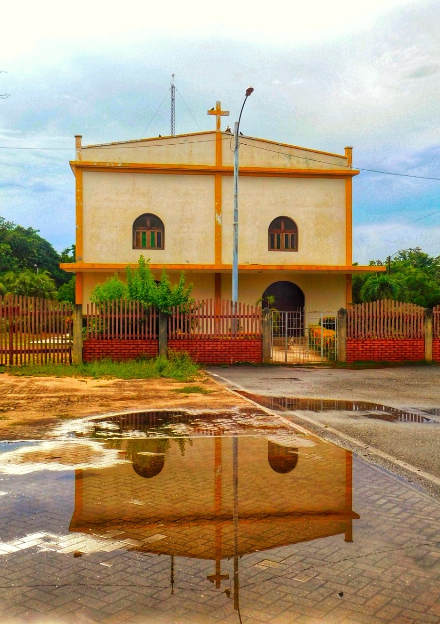 Frente del templo en día lluvioso con reflejo